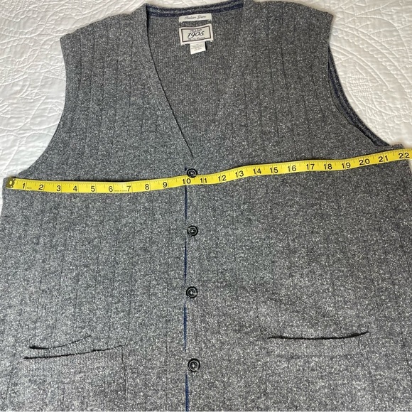 Joseph A. Bank Wool & Silk Sweater Vest Size XL
22” across chest Gray - Picture 8 of 9